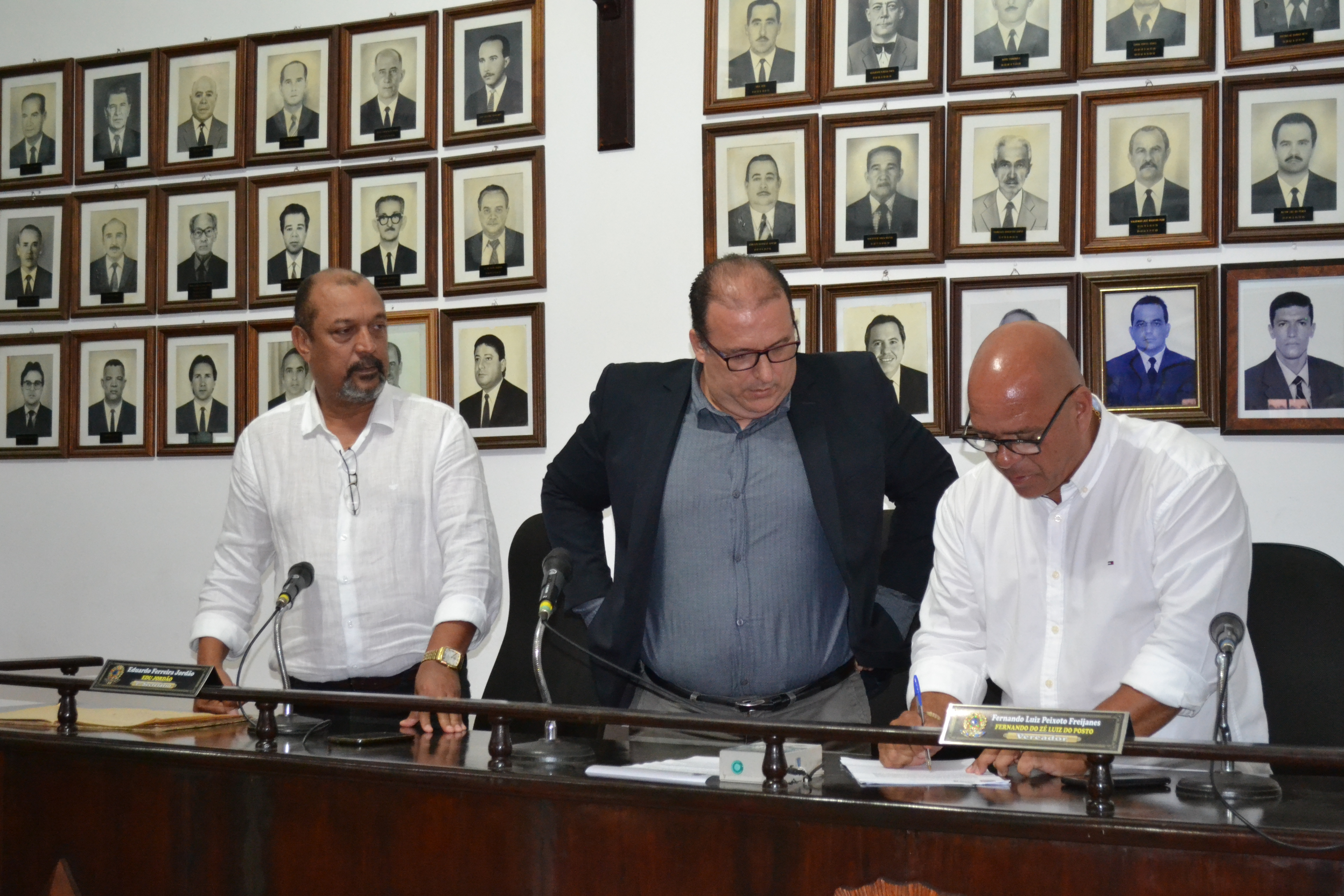 Decreto Legislativo empossa Charlies da Vídeo Locadora como Prefeito Interino